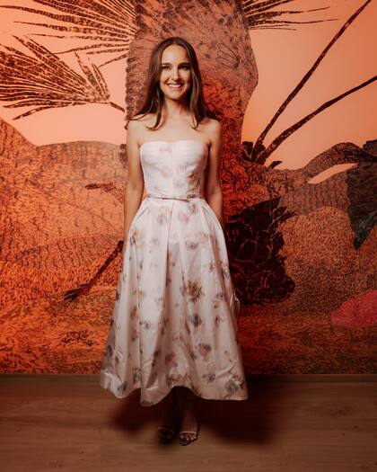 Natalie Portman en el desfile de Dior, maison donde es embajadora. En unos días la actriz será homenajeada en la 49ª edición del Festival de Cine Americano de Deauville, con el Deauville Talent Award. “A lo largo de su carrera ha podido demostrar su capacidad para interpretar todo tipo de personajes con profundidad y precisión”, comentó el festival.