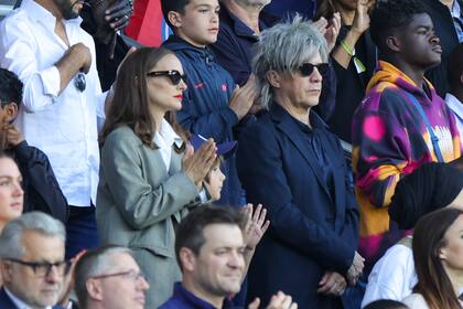 Natalie Portman fue vista junto al cantante Nicola Sirkis alentando al Paris Saint-Germain en su último partido de la liga francesa