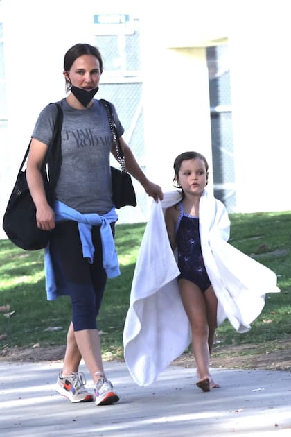 Natalie Portman lleva a su hija a natación