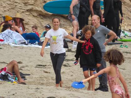 Natalie Portman pasó el día en Malibu con sus hijos, esposo y padres