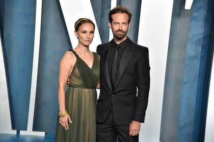 Natalie Portman y Benjamin Millepied; el diseño en verde musgo de Christian Dior de la actriz iba a tono con la elegancia de su marido
