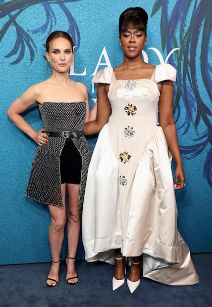 Natalie Portman y Moses Ingram posaron juntas en la premiere de Lady In The Lake, la serie que protagonizan por Apple TV+. Para la gala -que se llevó a cabo en el Museo de Artes y Diseño de la ciudad de Nueva York- la actriz y productora de eligió un diseño de Dior de malla metálica que combinó con unos shorts y un corset negro con transparencias debajo. Por su parte, Ingram apostó por el largo con un vestido con recortes en color marfil que se destacó por el aplique de flores en su delantera