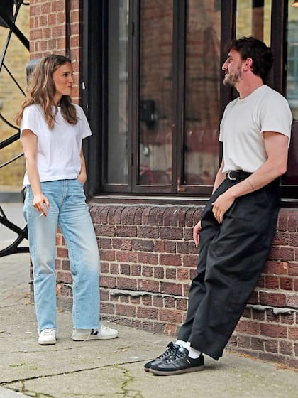 Natalie Portman y Paul Mescal cenaron en el Bar 69 en Islington, Londres y salieron a fumar a la vereda