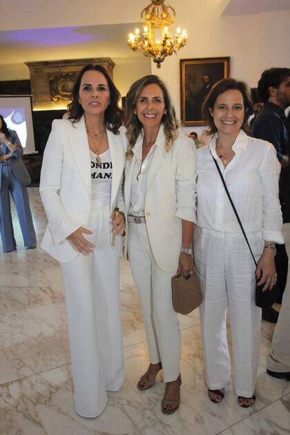 Natalie Sielecki, Mariana Bagó y Silvina Pueyrredón, fundadoras de la ONG Construyendo, felices con el resultado de la feria.