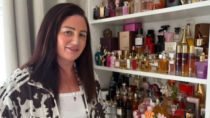 Natalie tiene unas 400 botellas de perfume que compró en el lapso de dos años