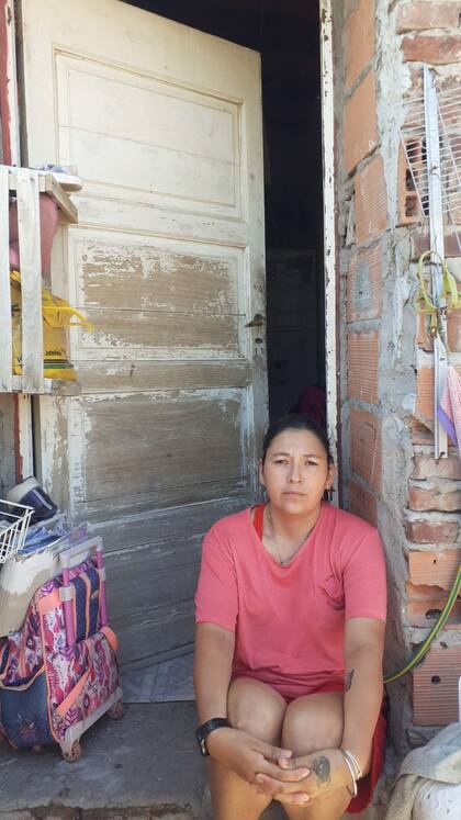 Natalin Cayuleo tiene cuatro hijos y la noche del temporal se le voló el techo de su casa