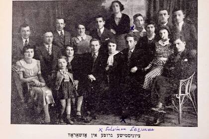 Natalio Lerman encontró una foto de su padre Salomón Lerman dentro de un libro que rememoraba a las víctimas del nazismo del pueblo polaco de Ostrowiec, y a partir de allí, y gracias a otros documentos comenzó a indagar en la historia de su padre, una tarea a la que se sumó su hija Adriana