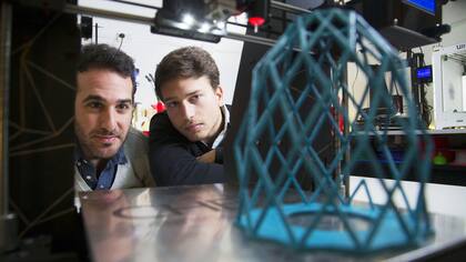 Natán Aizenberg y Tomás Chernoff imprimen una lámpara en el taller de CHE3D