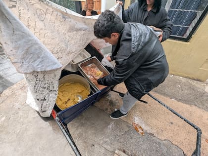Natanael trata de preparar comida variada, pero los platos que prepara dependen de lo que consigue de los comercios locales.