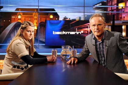Natascha Kampusch y el presentador alemán de televisión Reinhold Beckmann, posan durante una entrevista