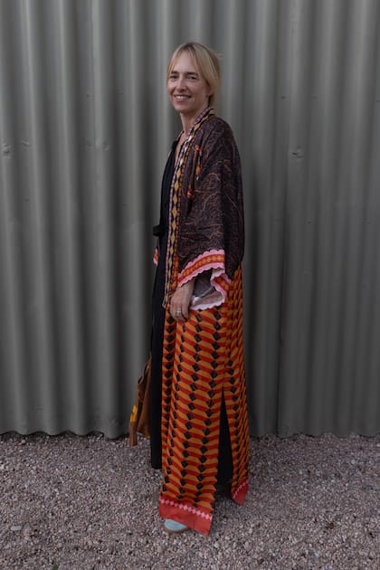 Natasha Elliot con un look de la firma de su hermana Anushka