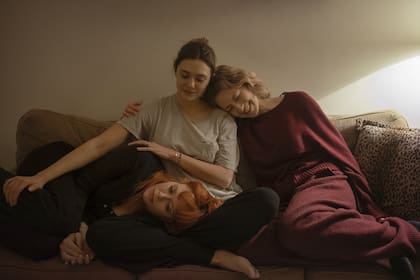 Natasha Lyonne, Elizabeth Olsen y Carrie Coon, en una escena de Las tres hijas