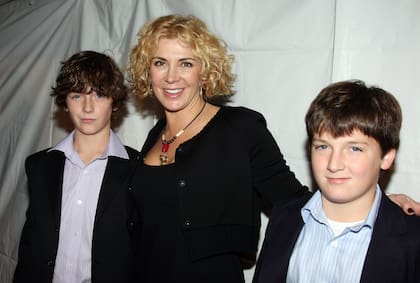 Natasha Richardson and junto a sus dos hijos, Micheál y Daniel Neeson en 2008