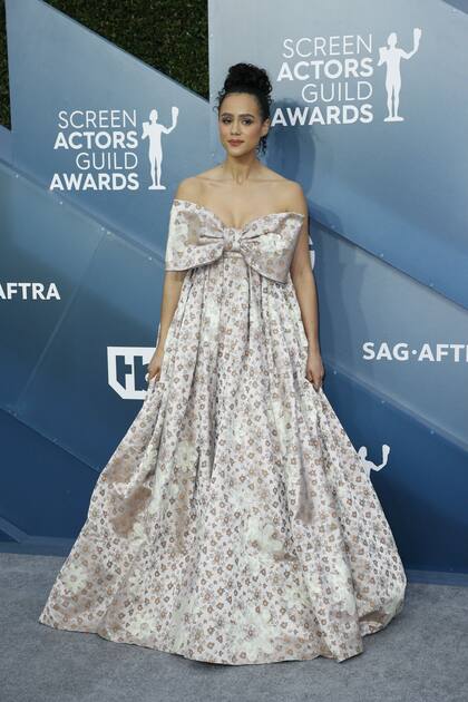 Nathalie Emmanuel y su voluminoso vestido para los premios SAG