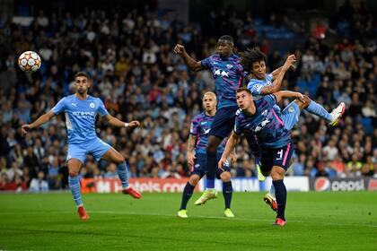 Nathan Aké abrió el marcador en la goleada de su equipo, Manchester City, por la Champions League, ante Leipzig.