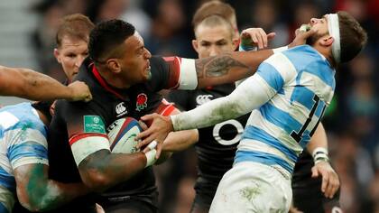 Nathan Hughes y el hand-off sobre Ramiro Moyano