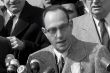 Nathan Leopold brindó una conferencia de prensa cuando abandonó la prisión, en el año 58, tras pasar 33 años encerrado