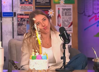 Nati Jota con la torta que se le regaló Estanislao Bachrach