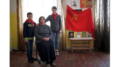 Natia Babunashvili, de 40 años, junto a sus hijos Tamuna, de 14 años y Giorgi, de 13 años
