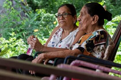 Natividad Talia Matarrita (derecha), de 93 años, junto a su hija Sara Fonseca, en su casa en Nicoya, considerada una de las cinco zonas azules del mundo, como se denominan las áreas con mayor concentración de personas longevas del planeta