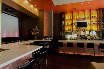 Natsumi cuenta con platos tradicionales japoneses con un toque moderno, complementados con una decoración contemporánea, cómodos asientos e iluminación ambiental