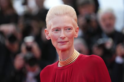 Natural, minimalista y sin maquillaje, la británica Tilda Swinton brilló con luz propia