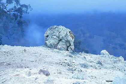 La zona resulta más desnuda y estéril en los lugares cercanos a los respiraderos de la "Montaña ardiente"