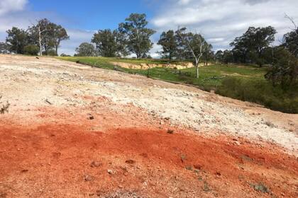 En cuanto a sus efectos, la combustión lenta provocó la decoloración del suelo y una superficie irregular en el Monte Wingen