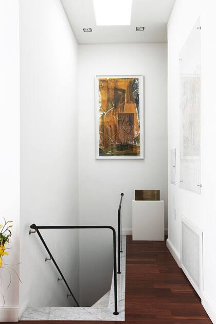 Naturaleza. En el rellano de la escalera, una caja acrílica aprisiona el verde-amarillento del Delta