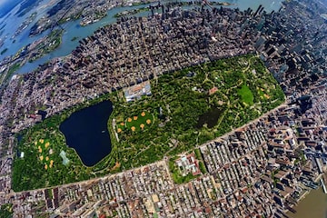 Naturaleza y rascacielos en la ciudad de Nueva York. El famoso y muy conocido Central Park tiene forma rectangular y dimensiones aproximadas de 4000 x 800 metros.