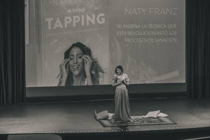 Naty Franz desarrolló el método NF, que integra la filosofía del yoga con herramientas de liberación como el EFT tapping, Ho’oponopono y movimiento libre, entre otras