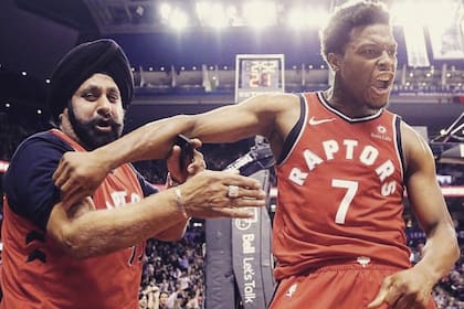 Nav Bhatia, el fanático de los Toronto Raptors, junto con el base Kyle Lowry