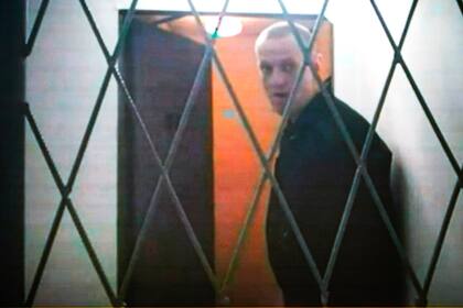 Navalny aparece por videoenlace desde la colonia penal donde estaba preso, durante una audiencia judicial en Moscú el 11 de enero de 2024. Foto suministrada por el Servicio Penitenciario de Rusia (Foto AP /Alexander Zemlianichenko)
