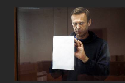 Navalny tras una celda de vidrio en uno de los juicios en su contra