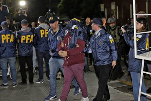 Navarro Cádiz, esta noche, custodiado por la Policía Federal en Buenos Aires