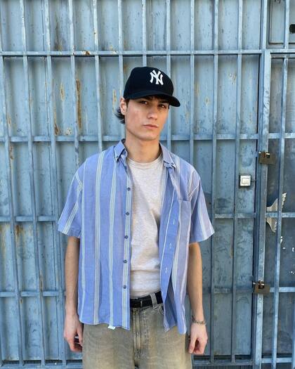 Navarro debutó en cine a los ocho años y su primer trabajo en el teatro fue bajo la dirección de Osvaldo Laport