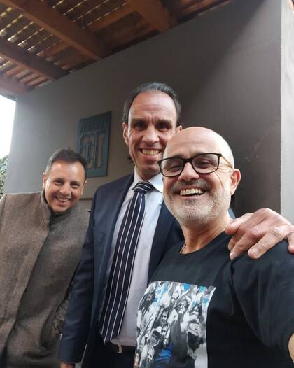 Navarro Montoya, con su look formal, posa para la foto con Daniel Arcucci y Marcelo Sottile
Foto: INSTAGRAM / @daniarcucci