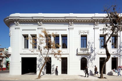 NAVE, un centro de artes escénicas, estaba dañado por incendios y terremotos. Radic conservó la fachada, insertó un teatro de caja negra y lo remató con una carpa de circo