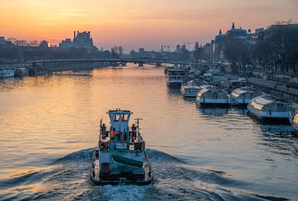 Navegación en el río Sena, en París. (James Hill/The New York Times)