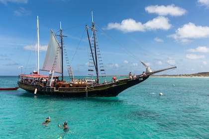 Navegación en goleta por el mar turquesa