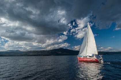 Navegación en velero por el Lago Aluminé, en Villa Pehuenia.