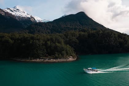 Navegación por el Lago Menéndez, en el Parque Nacional Los Alerces