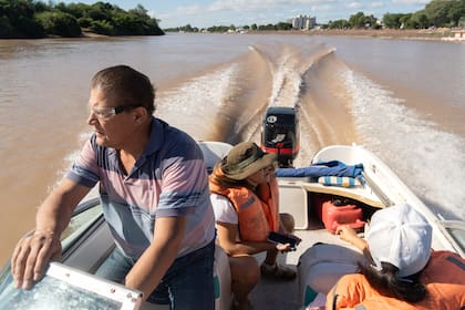 Navegación por el Paraná y sus brazos, en direccion a la Reserva Isoró.