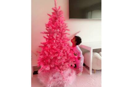True, la hija de Khloé Kardashian, fascinada con su árbol rosa