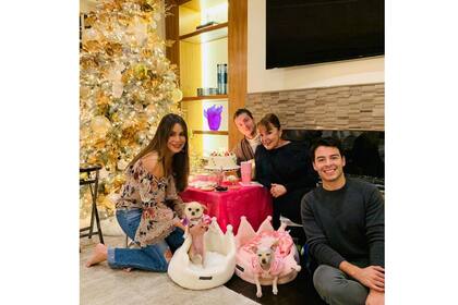 Sofía Vergara junto a su familia, en su hogar