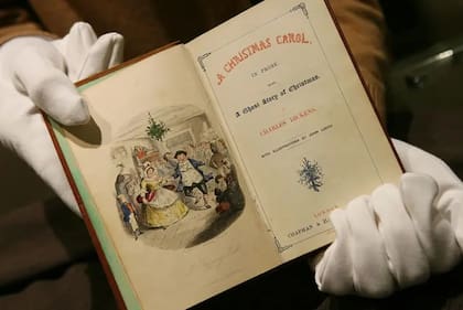 La tarjeta de Cole salió el mismo año en que Dickens publicó su famoso cuento navideño, el cual ayudó a dar un nuevo impulso a la festividad en Reino Unido.