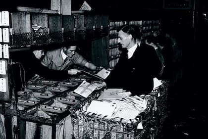 Con su invención de las tarjetas de Navidad, Cole también puso a prueba la efectividad de las reformas que puso en marcha en el servicio postal británico