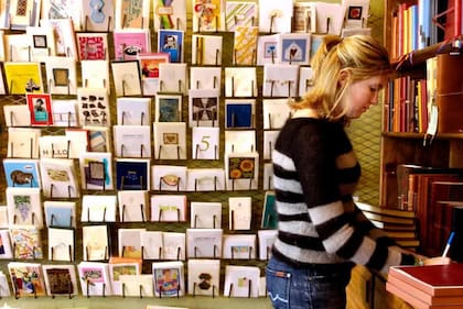 La idea de Cole abrió las puertas a una industria que todavía hoy, pese al avance de las nuevas tecnologías, factura millones de dólares.