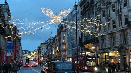 Ángeles alados iluminan una calle de Londres