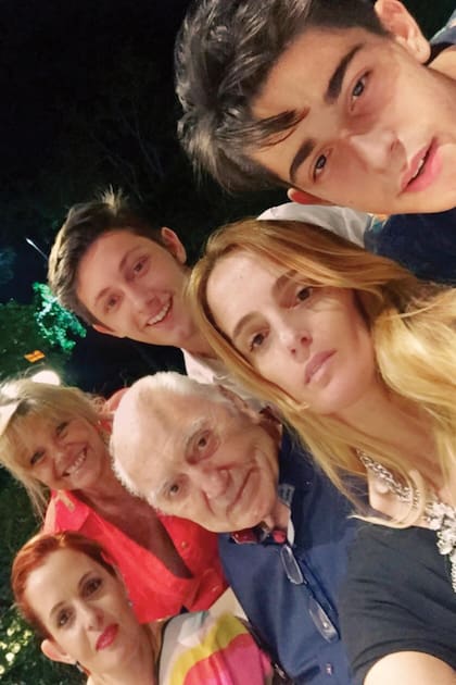 Navidad en familia: Liliana, sus hijas Lumila y Antonella, sus nietos
Lucas y Joaquín, y Cacho.